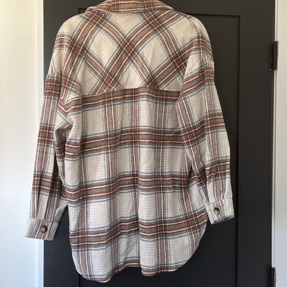 NWOT Timing Plaid Button Down Flannel Shacket Women's Size Large White Blue Tan - Picture 2 of 8